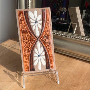 Targa decorativa rettangolare d'epoca in ceramica smaltata con decoro floreale, firmata Marie-Alix Delaire, dimensioni 18 × 10 cm