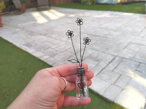 Miniature Wire Daisy Bouquet in Vase Tiny Floral Arrangement, Dollhouse Decor, Fairy Garden Handmade Metal Flowers, Wedding Cake Topper Gift
