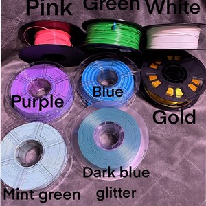 Puede incluir: Surtido de carretes de filamento para impresi&oacute;n 3D en varios colores, incluyendo rosa, verde, blanco, morado, azul, dorado, verde menta y azul oscuro con purpurina.