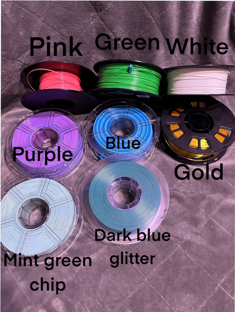 Puede incluir: Surtido de carretes de filamento para impresi&oacute;n 3D en varios colores, incluyendo rosa, verde, blanco, morado, azul, dorado, verde menta y azul oscuro con purpurina.