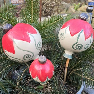 3 frostfeste handgemalte Rosenkugeln aus Keramik mit rot leuchtender Blumenmalerei, grünen Spiralen und Bronze-Knauf 14, 11 und 6 cm breit