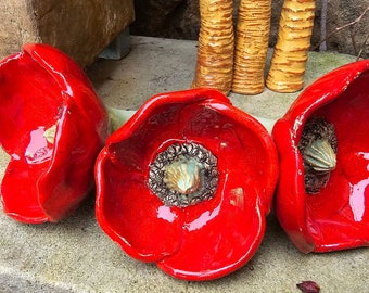 3x Mohnblumen, kardinals-rot, Beetstecker für Eisenstab, rund 9 cm breit, Gartendeko, Keramikblume knallrot, kl. Trinkschale