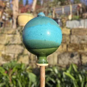 frostfeste Rosenkugel mit Knauf– türkis, Ø 11 cm, Gartenkugel in Grün-Türkistönen, matt und glänzend