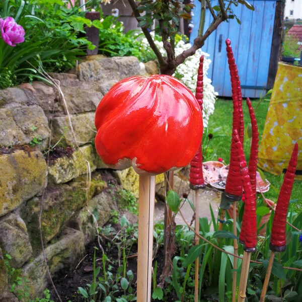 Knospe rot Rosenkugel, Keramik 10 cm breit, leuchtend mohnrote Glasur, Ohrenkneifer-Hotel, Insekten, gegen Blattläuse, Blickfang Garten