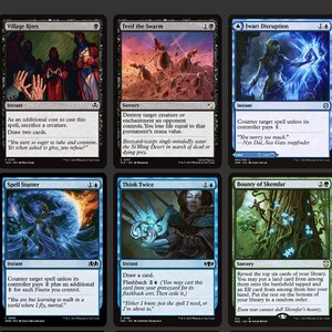 K&ouml;nnte beinhalten: Eine Sammlung von Magic: The Gathering Sammelkarten, jede mit einzigartigen Kunstwerken und Texten. Die Karten zeigen verschiedene Fantasy-Themen, darunter Zauberspr&uuml;che, Kreaturen und Landschaften, mit einer Mischung aus Farben und Designs.