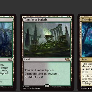 K&ouml;nnte beinhalten: Eine Sammlung von Magic: The Gathering Landkarten. Die Karten zeigen verschiedene Fantasy-Landschaften in Gr&uuml;n-, Blau- und Graut&ouml;nen. Die Karten sind mit ihrem Landtyp und Manasymbolen beschriftet. Das Bild enth&auml;lt insgesamt 33 Karten.