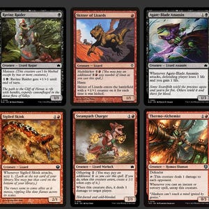 Może przedstawiać: Kolekcja kart kolekcjonerskich Magic: The Gathering. Każda karta zawiera unikalne grafiki i tekst, z r&oacute;żnorodnymi stworzeniami i zaklęciami. Karty są w r&oacute;żnych kolorach, w tym czerwonym, czarnym i białym, i są przeznaczone do rozgrywki.