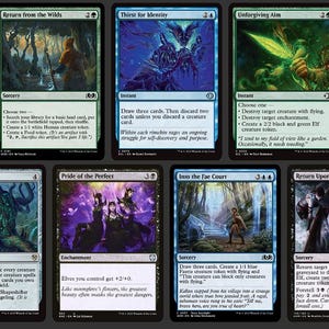 K&ouml;nnte beinhalten: Eine Sammlung von zw&ouml;lf Magic: The Gathering Sammelkarten. Die Karten zeigen verschiedene Fantasy-Kunst und Text, mit einer Mischung aus Farben wie Blau, Gr&uuml;n, Schwarz und Gold. Jede Karte hat ein einzigartiges Design und einen Titel.