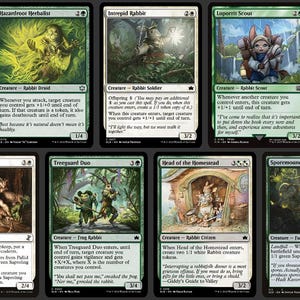 Pu&ograve; includere: Una tazza di ceramica bianca con manico nero e la scritta "But First, Coffee" in grassetto nero. La tazza &egrave; posta su uno sfondo sfocato, che suggerisce un'atmosfera accogliente.