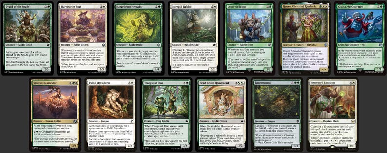 Pu&ograve; includere: Una tazza di ceramica bianca con manico nero e la scritta "But First, Coffee" in grassetto nero. La tazza &egrave; posta su uno sfondo sfocato, che suggerisce un'atmosfera accogliente.