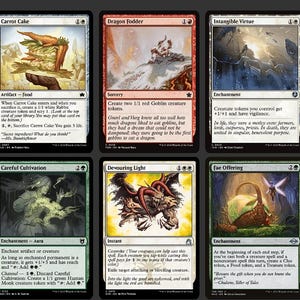 Pu&ograve; includere: Una collezione di dodici carte collezionabili di Magic: The Gathering. Ogni carta presenta opere d'arte e testo unici, con diverse combinazioni di colori e illustrazioni di creature e scene fantasy. Le carte sono esposte in una griglia.