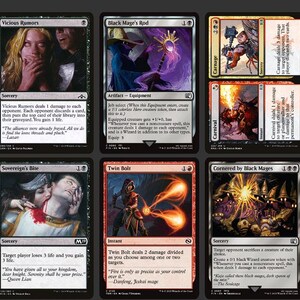 Może przedstawiać: Kolekcja kart kolekcjonerskich Magic: The Gathering. Karty zawierają r&oacute;żne ilustracje i tekst, z mieszanką kolor&oacute;w, w tym czerwonym, czarnym i niebieskim. Karty są ułożone w rzędach i kolumnach, prezentując r&oacute;żne zaklęcia i umiejętności.