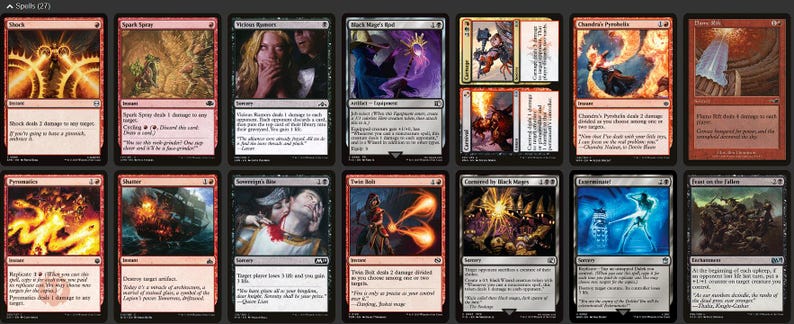 Może przedstawiać: Kolekcja kart kolekcjonerskich Magic: The Gathering. Karty zawierają r&oacute;żne ilustracje i tekst, z mieszanką kolor&oacute;w, w tym czerwonym, czarnym i niebieskim. Karty są ułożone w rzędach i kolumnach, prezentując r&oacute;żne zaklęcia i umiejętności.