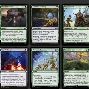 K&ouml;nnte beinhalten: Eine Sammlung von Magic: The Gathering Sammelkarten, die verschiedene gr&uuml;nfarbene Zauberkarten zeigt. Die Karten zeigen Fantasy-Kunstwerke, darunter Kreaturen, Landschaften und magische Effekte. Jede Karte hat Text, der ihre Funktion und Manakosten beschreibt.