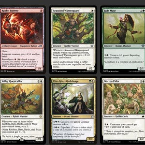 Pu&ograve; includere: Una collezione di dodici carte collezionabili di Magic: The Gathering. Ogni carta presenta opere d'arte e testo unici, con una variet&agrave; di creature e incantesimi. Le carte sono in inglese e hanno un bordo nero.