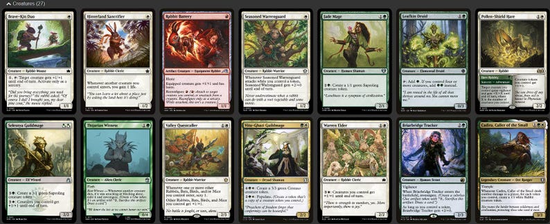 Pu&ograve; includere: Una collezione di dodici carte collezionabili di Magic: The Gathering. Ogni carta presenta opere d'arte e testo unici, con una variet&agrave; di creature e incantesimi. Le carte sono in inglese e hanno un bordo nero.