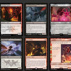 Może przedstawiać: Kolekcja dwunastu kart kolekcjonerskich Magic: The Gathering. Każda karta zawiera unikalne grafiki i tekst, z r&oacute;żnorodnymi stworzeniami i zaklęciami przedstawionymi w żywych kolorach. Karty są w języku angielskim.