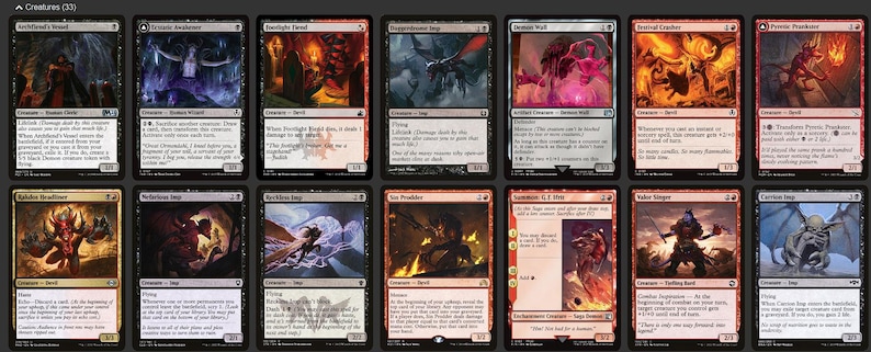 Może przedstawiać: Kolekcja dwunastu kart kolekcjonerskich Magic: The Gathering. Każda karta zawiera unikalne grafiki i tekst, z r&oacute;żnorodnymi stworzeniami i zaklęciami przedstawionymi w żywych kolorach. Karty są w języku angielskim.