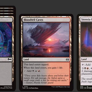 Może przedstawiać: Kolekcja kart ziemi Magic: The Gathering. Karty przedstawiają r&oacute;żne krajobrazy, w tym scenę g&oacute;rską, bagno i jaskinię. Karty są oznaczone odpowiednimi typami ziemi i zawierają liczbę każdej karty.