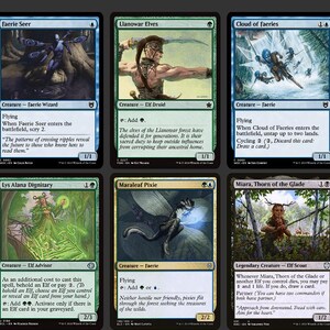 K&ouml;nnte beinhalten: Eine Sammlung von Magic: The Gathering Sammelkarten. Jede Karte zeigt Fantasy-Kunst und Text mit verschiedenen Kreaturen und Zauberspr&uuml;chen. Die Karten haben verschiedene Farben und Designs und pr&auml;sentieren eine Vielzahl von Charakteren und Umgebungen.