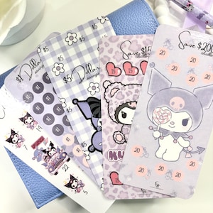 Peut inclure: Un ensemble de quatre trackers de défis d'épargne en papier rectangulaires avec des illustrations du personnage Kuromi, des tons pastel violet et blanc, des motifs floraux et léopard, et du texte imprimé incluant Save $200, $15, $5 et $1 Dollar savings.