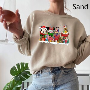 Joli sweat-shirt café de Noël Disney Mickey et ses amis, t-shirt de Noël Disney, cadeau de famille café de Noël Disney