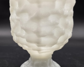 Compotera con pedestal de vidrio opalino blanco Brody, estampada E.O Brody & Co Cleveland USA M3000, texturizada, con relieve.