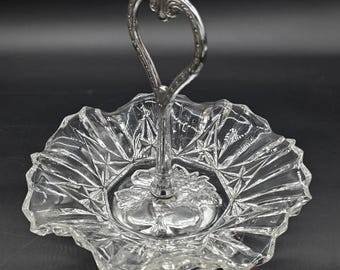 Fuente para servir Federal Clear Glass Pioneer con asa plateada y base de pedestal, diseño de estrellas y frutas, ideal para dulces, mermeladas y condimentos.