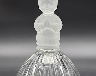 Campana de 1978, cuerpo de cristal transparente acanalado con asa de cristal esmerilado que representa a un niño arrodillado en oración, Goebel, fabricada en Alemania.