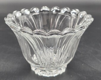 Bol de cristal transparente para flan con borde festoneado, forma de tulipán, de KIG, fabricado en Indonesia, con etiqueta de la colección Manhattan.