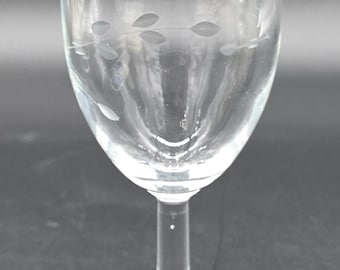 Schönes Weinglas mit Blättern und Stielen in ihnen geätzt, klar, Barware