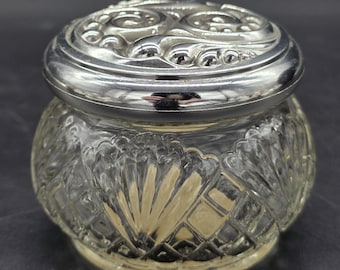 Tarro de tocador Avon, tapa plateada repujada, diseño en espiral, diseño en abanico, para guardar baratijas, organizador multiusos, almacenamiento para tocador.