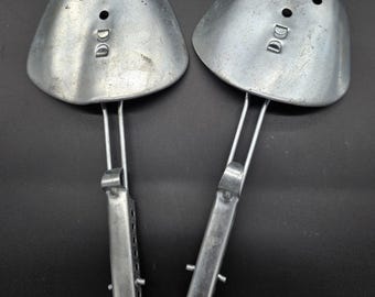 Hormas metálicas vintage para zapatos, ajustables, se adaptan al ancho del zapato, años 50/60, fabricadas en Japón.