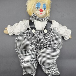 Blonde stoffen verzamelaar clownpop met grote gezwollen zwart-wit geruite broek, gemaakt in Taiwan, geverfd gezicht