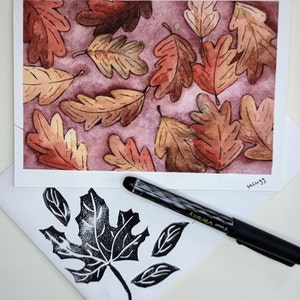 Handgemaakte herfst aquarel wenskaarten, rood oranje eikenbladeren, individuele kaart, met linosnede print envelop, blanco binnenin, framebaar.