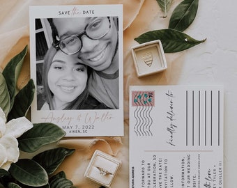 Puede incluir: Una tarjeta de "save the date" de boda con una foto en blanco y negro de una pareja, el texto "SAVE THE DATE", "Ansley & Walter", "MAY 7, 2022" y "AIKEN, SC". Una postal a juego con líneas de dirección y detalles de la boda.