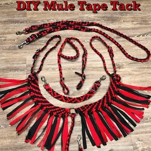 Puede incluir: Tack de cinta de mula DIY, un cabezal de cuerda trenzada rojo y negro con flecos. El cabezal está hecho de cuerda de nylon trenzada con un patrón rojo y negro. El cabezal tiene un fleco de cuerda de nylon rojo y negro.