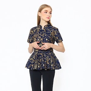 Sierlijke elegantie: marineblauwe peplumjurk met korte mouwen en batikprint