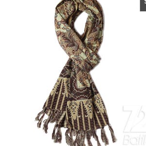 Peut inclure: Écharpe à motifs dans les tons marron, beige et crème, avec un motif floral et géométrique détaillé. L'écharpe a une bordure à franges et est présentée sur fond blanc. Accessoire de mode.