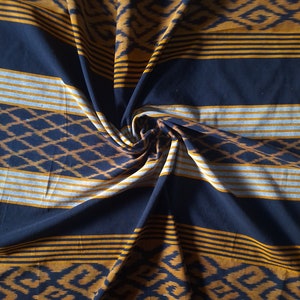 Golden Java Dreams: Authentisches Ikat Muster für Kleidung aus 100% Baumwolle