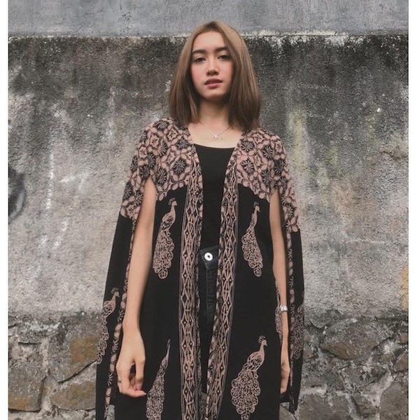 Élégance mystique : robe bohème noire paon en batik pour femmes - Ethereal Outwear