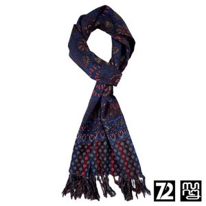Puede incluir: Bufanda azul marino con un estampado floral en tonos rojos, marrones y azules. La bufanda tiene un borde con flecos y está hecha de una tela suave y fluida. La bufanda mide aproximadamente 152 cm de largo.