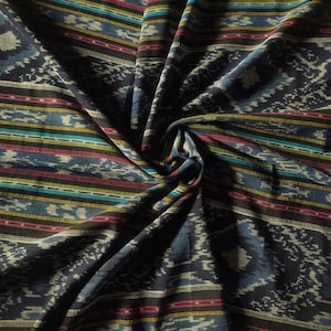 Peut inclure: Un gros plan sur un tissu bleu et blanc à motifs avec une texture tissée. Le tissu est plié et drapé, créant un effet tourbillonnant.