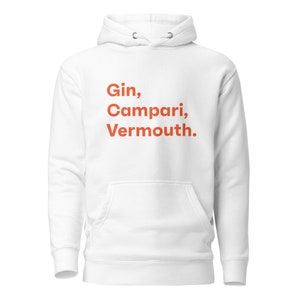 Puede incluir: Sudadera con capucha blanca con el texto "Gin, Campari, Vermouth." impreso en naranja.