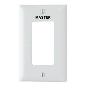 Pode incluir: Placa de cobertura de interruptor de luz branca com uma abertura retangular. A palavra "MASTER" é impressa em preto acima da abertura. Dois parafusos prendem a cobertura à parede.