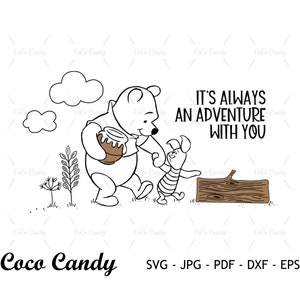 Puede incluir: Ilustración en blanco y negro de Winnie de Pooh y Piglet. Winnie de Pooh está sosteniendo un tarro de miel y Piglet está de pie a su lado. El texto "Siempre es una aventura contigo" está escrito arriba.