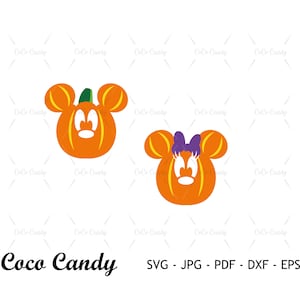 Può includere: Due personaggi arancioni a forma di zucca con le orecchie di Topolino. Il personaggio a sinistra ha uno stelo verde sulla cima della testa. Il personaggio a destra ha un fiocco viola sulla cima della testa. Il testo "Coco Candy" è sotto i personaggi. Il testo "SVG - JPG - PDF - DXF - EPS" è sotto il testo "Coco Candy".