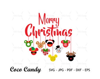 Pode incluir: Texto "Feliz Natal" em vermelho com uma corda de enfeites pendurados com o Mickey Mouse e seus amigos em designs natalinos. Os enfeites são vermelhos, verdes, amarelos, brancos e marrons.