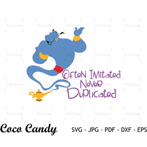 以下が含まれることがあります： 金色のランプから現れる、赤い帯と金のブレスレットをした青い精霊。精霊の下には紫色の文字で「Often Imitated Never Duplicated」と書かれている。画像の下部には黒い文字で「Coco Candy」と書かれている。