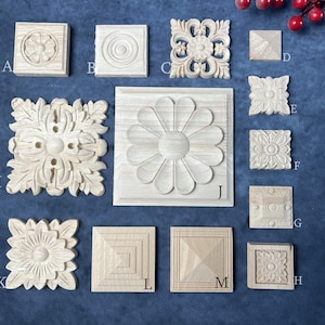 Peut inclure: Une collection de petites sculptures décoratives en bois non finies, présentant divers motifs floraux et géométriques. Les sculptures sont carrées ou rectangulaires, avec des motifs détaillés, notamment des fleurs, des cercles et des formes superposées.
